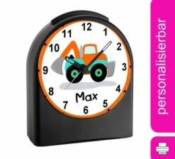 CreaDesign Kinder Funkwecker Personalisiert Mit Namen Bagger Atom-/Funkuhr, 12-Stunden-Anzeigeformat, Schlummerfunktion, Nachtlicht, Geräuschlos/Ohne Ticken