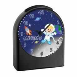 CreaDesign Kinder Funkwecker Personalisiert Mit Namen Weltall Atom-/Funkuhr, 12-Stunden-Anzeigeformat, Schlummerfunktion, Nachtlicht, Geräuschlos/Ohne Ticken -Heim-Audio 20307140 02