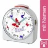 CreaDesign Kinder Funkwecker Weiß Personalisiert Mit Namen Schmetterling Blau Rot 12-Stunden-Anzeigeformat, Geräuschlos/Ohne Ticken, Nachtlicht
